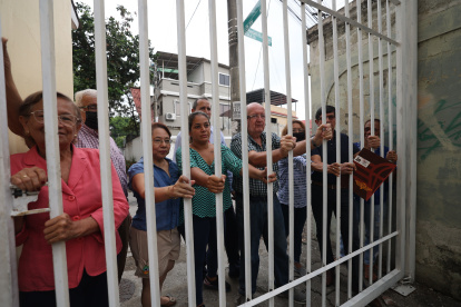 Un grupo de residentes de Samanes 1 se coloca en una puerta instalada en una peatonal.