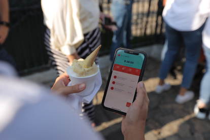 Usuario.- Una persona usa PeiGo desde su celular.