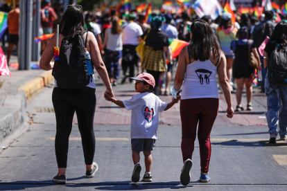 Una pareja de manifestantes acude a la Marcha del Orgullo en apoyo a la comunidad LGTBI, en Santiago (Chile), en una fotografía de archivo.