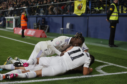 Los jugadores del Real Madrid: Eduardo Camavinga (arriba), Marco Asensio (delante) y Dani Ceballos (debajo), celebran el gol de su equipo durante el partido de octavos de final de la Copa del Rey.