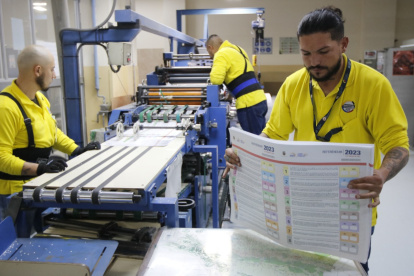 En las imprentas del IGM se intensifica el trabajo bajo la atenta mirada de los integrantes de las Fuerzas Armadas.