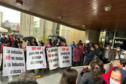 Plantón. Un grupo de avicultores fuera del Ministerio de Agricultura.