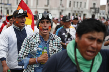Manifestantes participan en la "toma de Lima" hoy, en Lima (Perú). EFE/ Paolo Aguilar