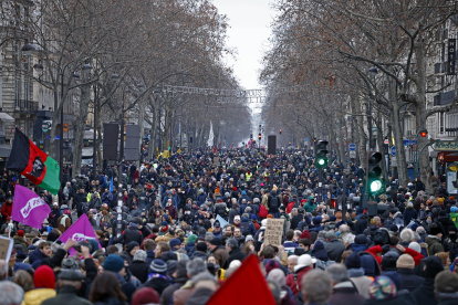 Manifestantes se manifiestan durante una huelga nacional contra la reforma gubernamental del sistema de pensiones, en París, Francia, el 19 de enero de 2023.