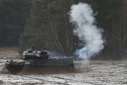 Un tanque de combate Leopard 2 en acción durante unos ejercicios de la 9ª Brigada Panzerlehr de la Bundeswehr alemana en Munster, en el norte de Alemania, el 7 de febrero de 2022. EFE/EPA/FOCKE STRANGMANN