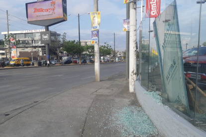 Un vidrio de una concesionaria de la zona se partió al ser impactado por los proyectiles.