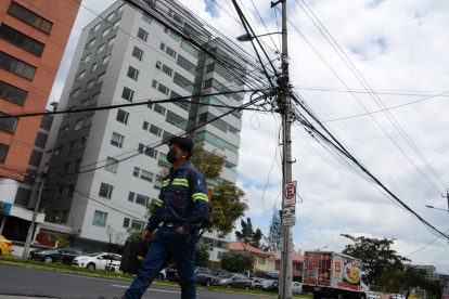 Las avenidas de la capital están llenas de cables eléctricos.