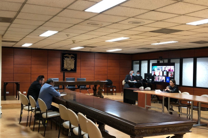 Anuncio. En el Mezanine de la Corte se reinstaló la audiencia de casación en el caso Mendoza.