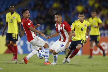 AMDEP240. CALI (COLOMBIA), 19/01/2023.- Gustavo Puerta (d) de Colombia disputa un balón con Nelson Castillo (c) de Paraguay hoy, en un partido de la fase de grupos del Campeonato Sudamericano Sub"20 entre las seleccione de Colombia y Paraguay en el estadio Pascual Guerrero en Cali (Colombia). EFE/ Ernesto Guzmán Jr.