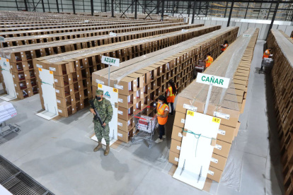 Referencia. Las autoridades del CNE realizaron un recorrido para verificar los procesos que garanticen la distribución segura de los paquetes electorales