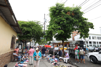 Los comerciantes se adueñan de las veredas