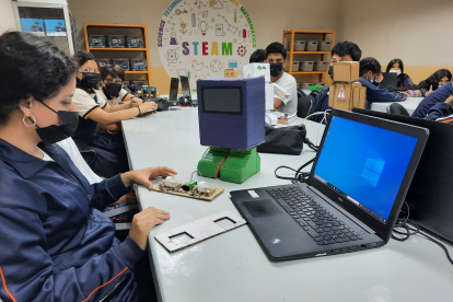 Estudiantes del José Domingo de Santistevan utilizaron materia reciclado para elaborar sus proyectos de robótica.