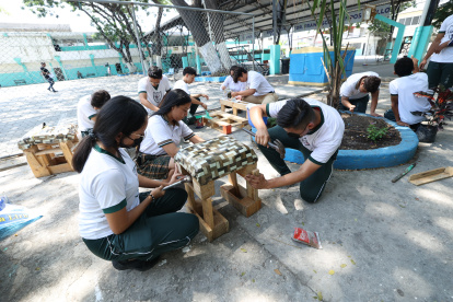 Los estudiantes del Francisco Campos Coello elaboran bancos, silla y mesas con pedazos de palet, que mejoran la vista del plantel.