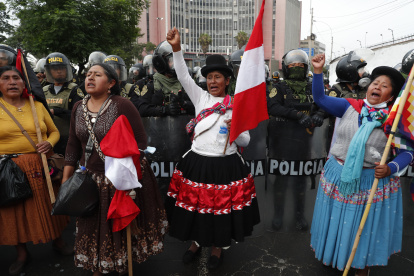 Manifestantes participan en una marcha bloqueada por policías y que se dirigía al Congreso, hoy, al margen de la llamada "toma de Lima", en Lima (Perú). Miles de personas, muchas de ellas llegadas desde las regiones del sur de Perú, emprendieron durante la tarde de este viernes una nueva marcha de protesta por el centro histórico de Lima para exigir la renuncia de la presidenta Dina Boluarte. Los manifestantes, que el jueves participaron en una movilización denominada "toma de Lima", recorrieron en grupos las calles del centro de la capital peruana, un día después de las protestas que desencadenaron en violentos enfrentamientos con la Policía Nacional. EFE/ Paolo Aguilar