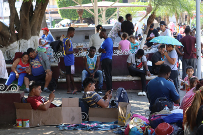 Migrantes permanecen hoy en la plaza principal en la Ciudad de Tapachula en el estado de Chiapas (México). La asociación Pueblos Libres Sin Fronteras convocó a la primera caravana migrante de 2023 que partirá este sábado de la frontera sur de México hacia Estados Unidos, ya que los extranjeros llevan más de dos meses varados sin atención del Instituto Nacional de Migración (INM). EFE/Juan Manuel Blanco
