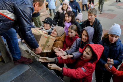 Fotografía de archivo de entrega de ayuda humanitaria en la ciudad ucraniana de Jersón.