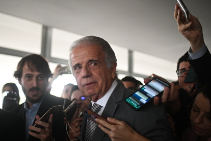 El ministro de Defensa de Brasil, José Mucio, habla hoy durante una conferencia de prensa tras una reunión de la cúpula de las fuerzas militares con el presidente Luiz Inácio Lula da Silva, en el Palacio del Planalto, en Brasilia (Brasil). EFE/André Borges