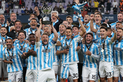 La escuadra de Racing  festejando el título en Abu Dhabi.