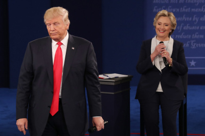 La demócrata Hillary Clinton (d), junto al expresidente de EE.UU. Donald Trump (i), en una fotografía de archivo. EFE/Jim Lo Scalzo