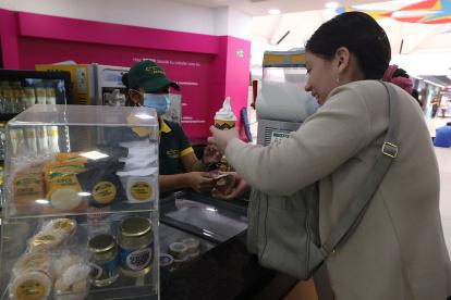 Formatos. Las compañías dedicadas a la venta del agua de coco buscan darle nuevas presentaciones a estos productos para atraer a su clientela