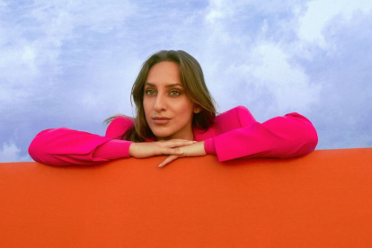 Aunque siendo niña descubrió que le gusta cantar, no fue sino hace un par de años que decidió dedicarle su vida a la música.