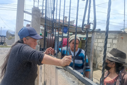 Ambato. Familiares del  locutor atropellado en Nueva Jersey, se muestran afectados por su deceso.