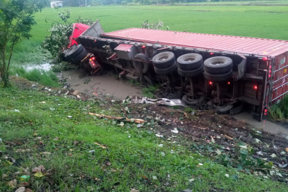 Nobol. El tráiler aparece derrapado a un costado de la vía Perimetral.