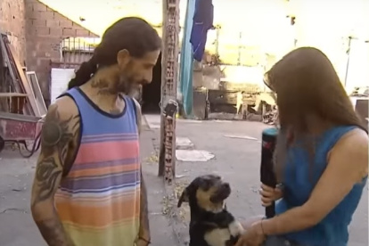 Gabriel Gómez en Rafael Castillo, una localidad rural de la provincia de Buenos Aires, aparece junto a su perro.