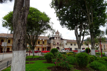 Paisaje. El parque central aparece rodeado de construcciones antiguas.