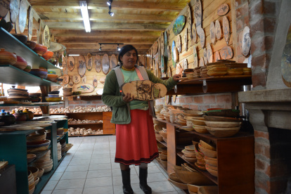 Oyacachi. Una mujer artesana muestra uno de sus trabajos.