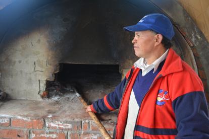 Salasaka. Segundo Masaquiza muestra el horno que tiene en su casa.