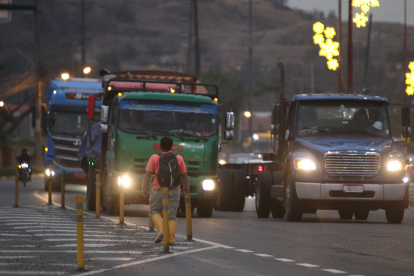 Control vehicular. Los dauleños piden una solución al tráfico constante que se visibiliza en la avenida León Febres Cordero. Apuntan como causa del intenso tráfico el paso constante de carros pesados.