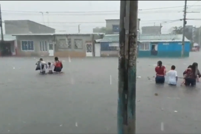 Perjuicio. Los niños son los más afectados al salir de clases.