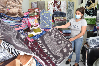 Tradición. Un local del centro comercializa las denominadas cobijas de ‘tigre’ o vicuñas. Son cobijas de un gran espesor que busca dar mayor abrigo a las personas