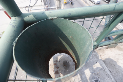 Tacho dañado en el puente peatonal del kilometro 4.5 de la vía a Daule.
