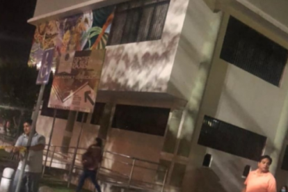 La joven salía de rendir un examen cuando fue atacada por sujetos en moto