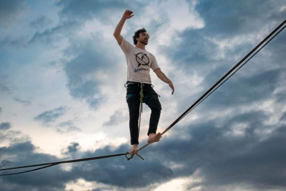 La modalidad que consiste en caminar sobre una cuerda de un punto a otro. En Ambato se lo hizo entre las cúpulas de la Catedral.