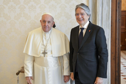 El papa Francisco (I) y el presidente de Ecuador, Guillermo Lasso Mendoza, en el Vaticano.