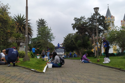 El césped estaba desbordado lo que facilitaba que los indigentes, pero también los delincuentes, se camuflen.