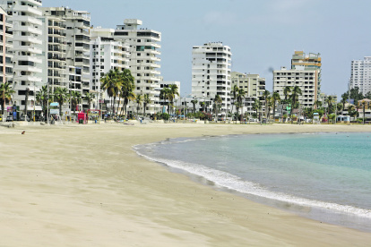 Referencial. La playa de Salinas ha apaciguado sus aguas.