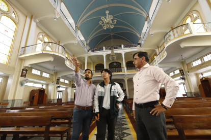 Tradición. Tres generaciones distintas que han pasado por el colegio recorren los sitios más emblemáticos de la sede del centro de La Salle.
