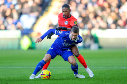 Pervis Estupiñán tuvo un buen partido contra el Leicester.