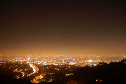Desde hace años, en muchos lugares habitados de la Tierra, el cielo nocturno no llega a oscurecerse del todo porque, en su lugar, un crepúsculo artificial causado por la dispersión de luz antropogénica en la atmósfera lo impide.