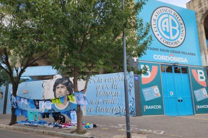 Fachada del estadio Julio César Villagra de Belgrano, donde yace un mural de Maradona, quien  jugó en el equipo luego de ser campeón del mundo en México 86.