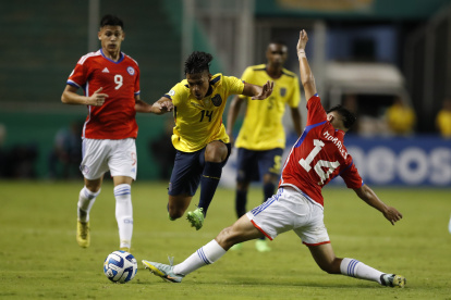 Orlando Herrera (c) de Ecuador disputa el balón con Marcelo Morales de Chile el viernes 20 de enero, durante el debut de ambos en el Sudamericano.