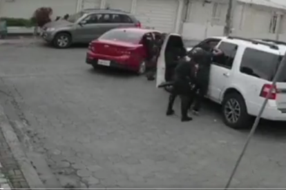 En un video difundido en redes sociales se observa el momento en que intentar secuestrar a un hombre.