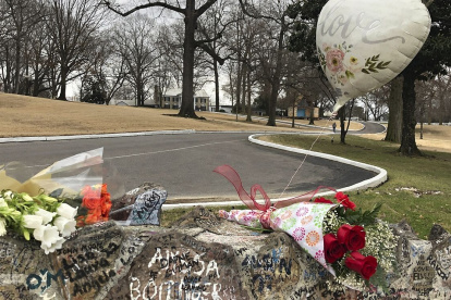 En el mítico jardín resposa la fallecida artista junto a su padre y su hijo Benjamín, quien se suicidó a los 27 años.