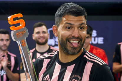 Sergio Kun Agúero vistiendo la camiseta de su equipo Kunis Sport.