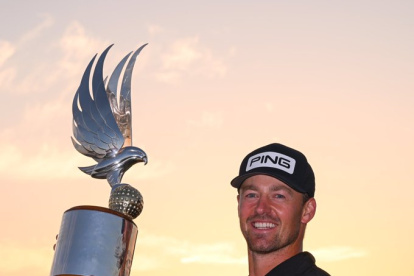 Víctor Pérez con el título de campeón en Abu Dabi.