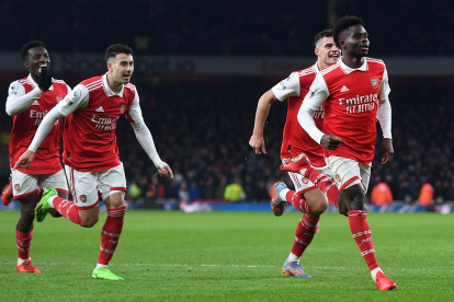 Bukayo Saka (derecha) celebra el segundo gol del Arsenal sobre el Manchester United.